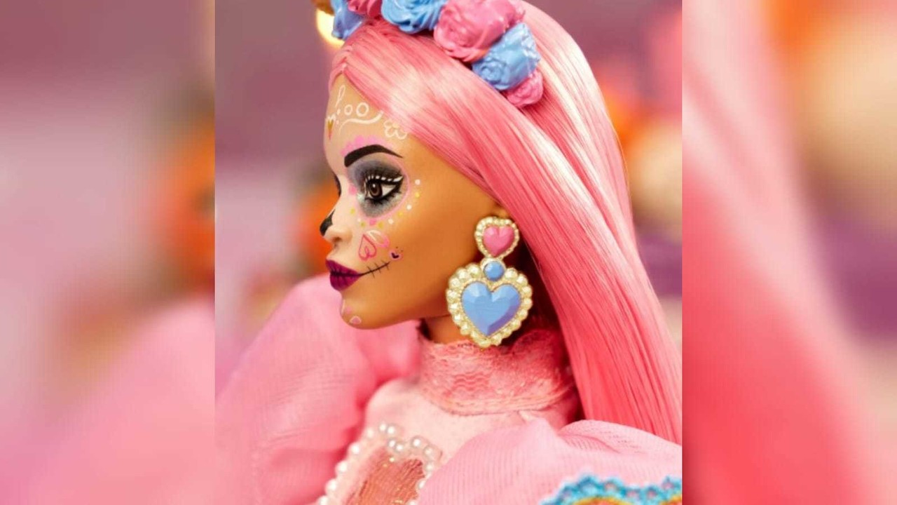 Barbie edición Día de Muertos 2023, que fue elaborada en colaboración con Paola Wong, diseñadora de Pink Magnolia de México. Foto: creations.mattel.com