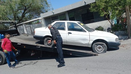 Retira Gobierno de Santa Catarina vehículos abandonados