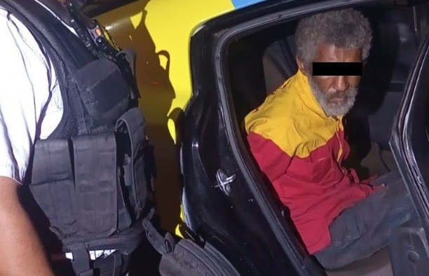 El detenido además es investigado por presuntos robos de adornos de noche de brujas en la colonia Colinas de San Jerónimo, incluso ya había sido captado en video. Foto: Raymundo Elizalde.