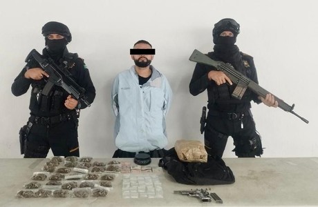 Detienen a hombre en El Carmen por posesión ilegal de drogas y armas