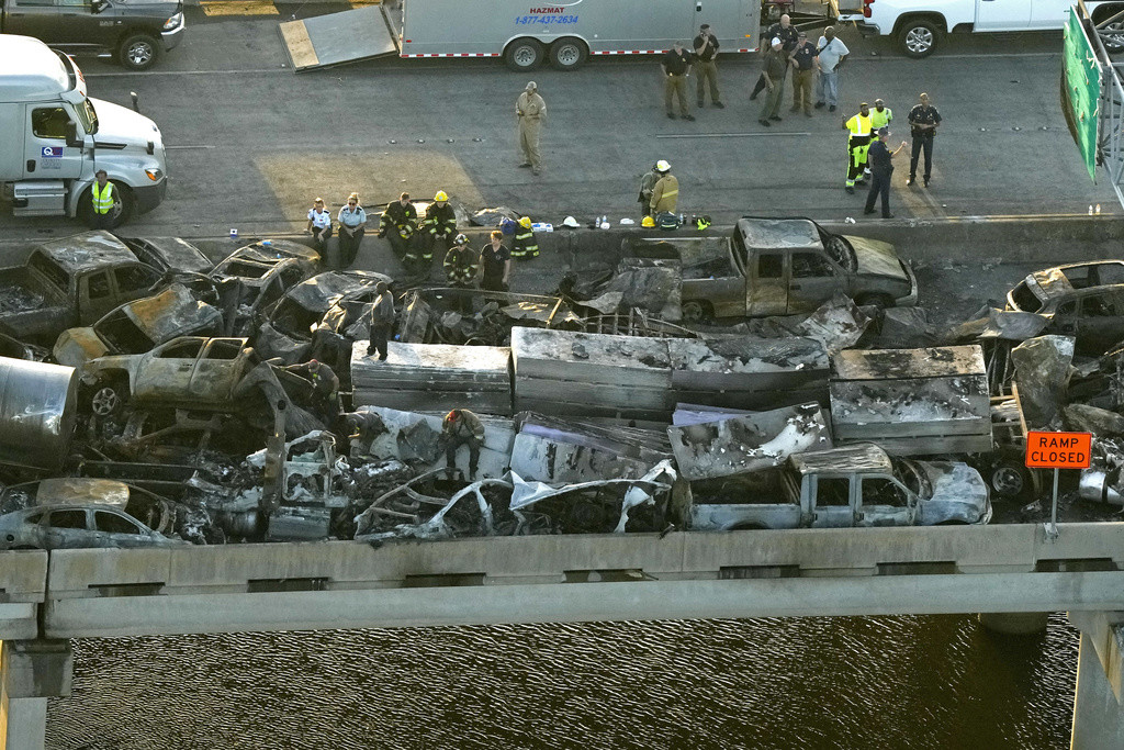 Suman ocho muertos tras choque de 168 autos en Luisiana