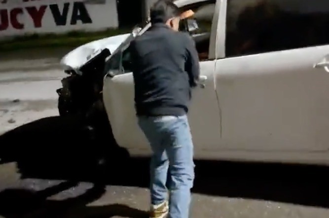 En el video se logra apreciar que ante los hechos, el conductor de la camioneta Avanza Toyota color blanco trata de bajar sus pertenencias del automóvil. Foto: Especial.
