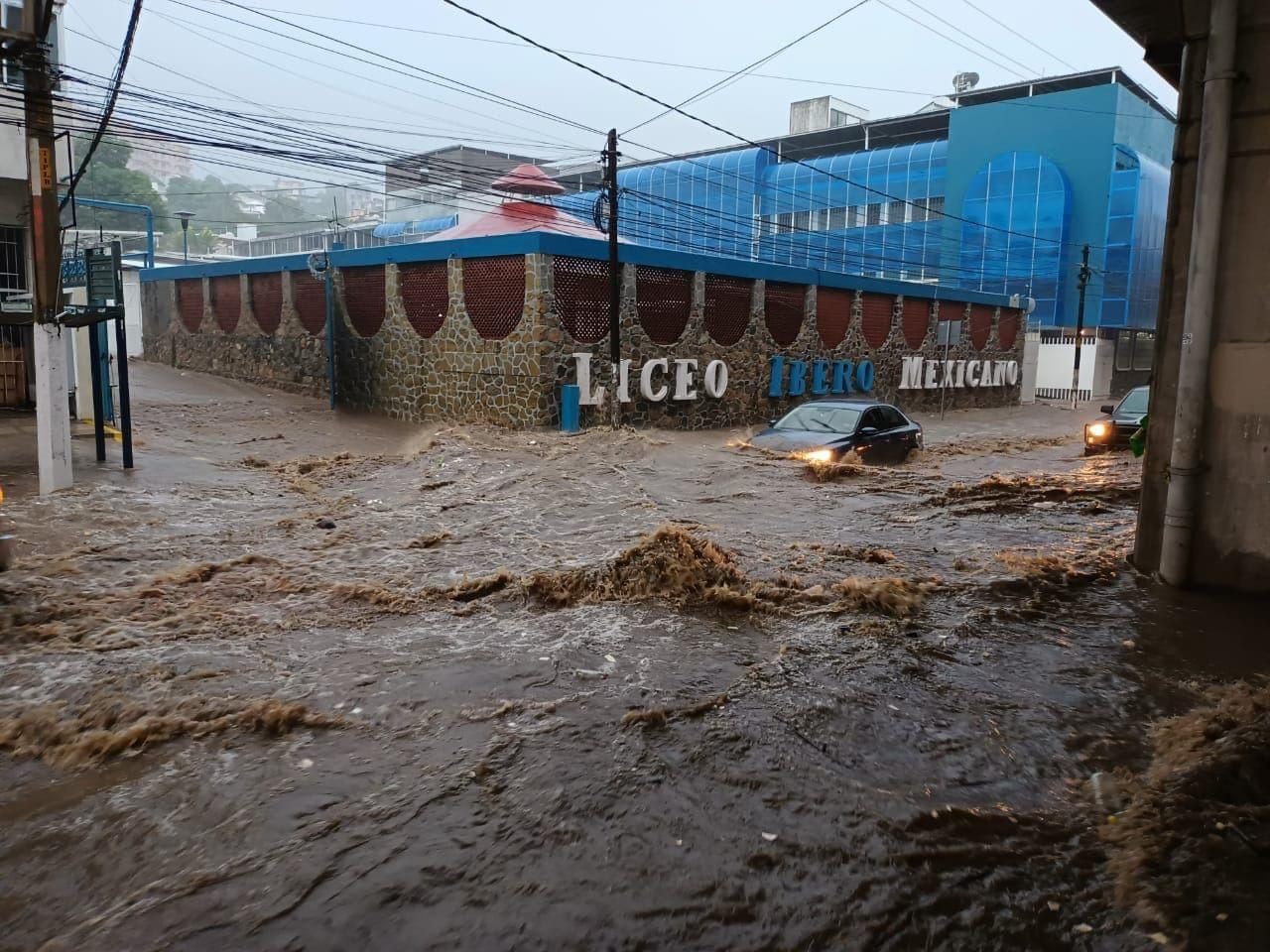 En los estados del Pacífico de México también se han registrado desbordamientos de ríos, inundaciones de casas y fuertes lluvias en las costas. FOTO: Twitter/ @InfoMeteoro