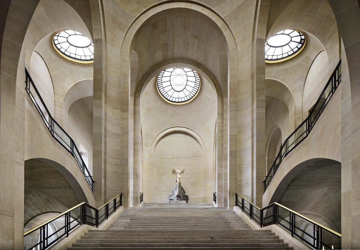 Cierran Museo del Louvre tras ataque extremista en una escuela