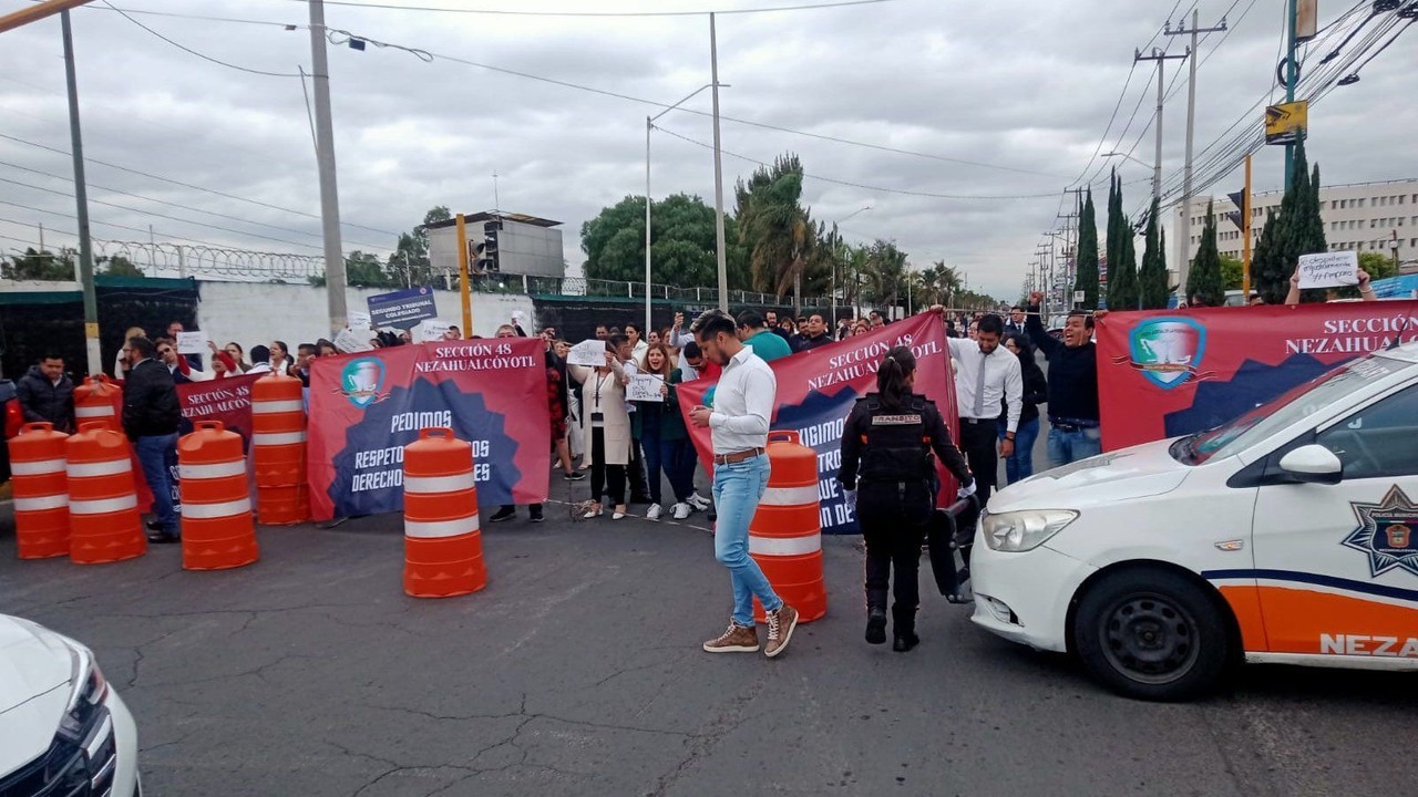 Con la exigencia 'Pedimos respeto a nuestros derechos laborales', trabajadores del Poder Judicial Federal protestaron y bloquearon la av. Bordo de Xochiaca, en Neza. Foto: Cortesía