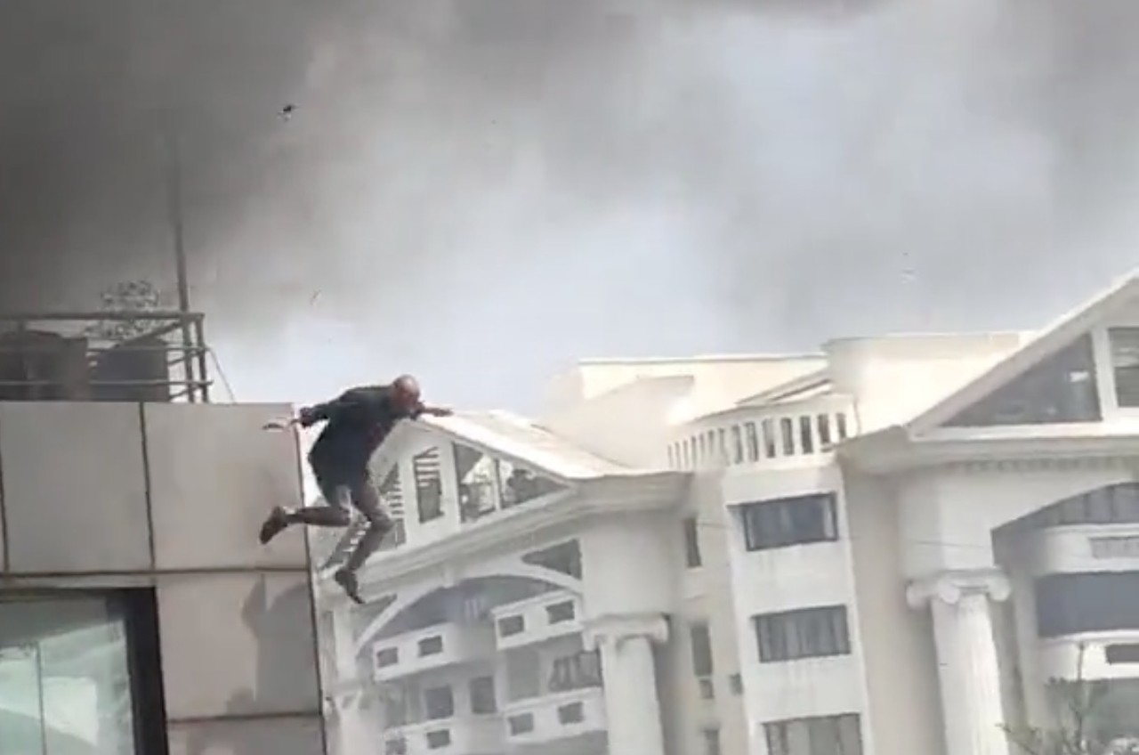 Salta hombre de edificio para escapar de un incendio en la India