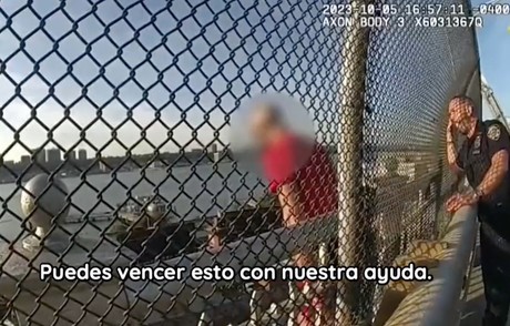 VIDEO: Rompe en llanto policía tras convencer a hombre de no quitarse la vida