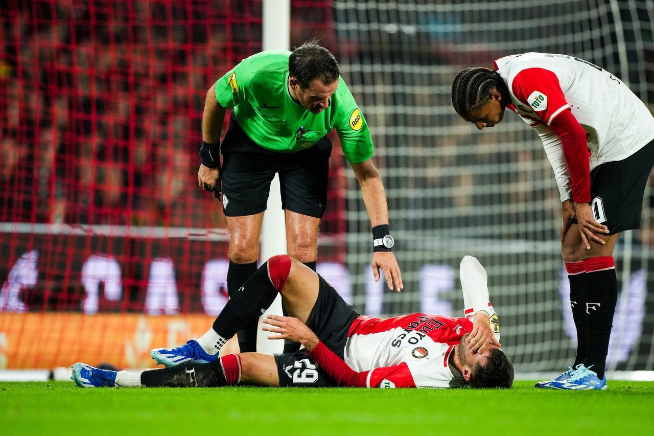 Mexican Forward Santiago Giménez’s Injury Raises Concerns for Feyenoord and Mexican National Team