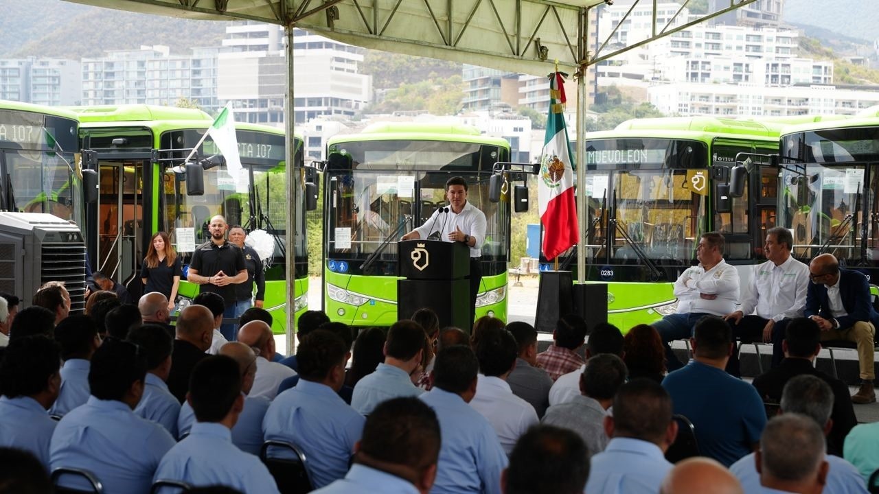 El gobernador de Nuevo León, Samuel García Spúlveda, durante la entrega de ls nuevas unidades del transporte público. Foto: Gobierno de Nuevo León