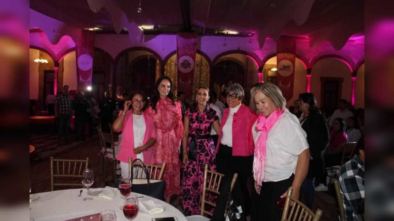 Lupita Jones y Marisol Rosso durante la pasarela 'Luna Rosa'. Foto: Facebook Instituto Duranguense de Educación para Adultos.