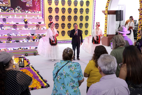 Inaugura Andrés Mijes altar y exposición por el Día de Muertos en Escobedo