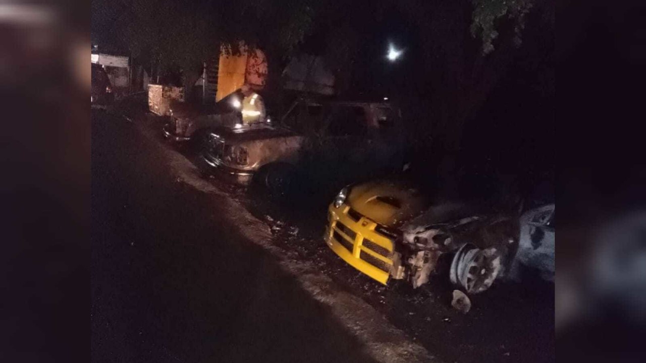 Tres vehículos fueron consumidos por el fuego, luego de un incendio, presuntamente, provocado en un lote de autos en la carretera México-Cuautla. Foto: Redes Sociales