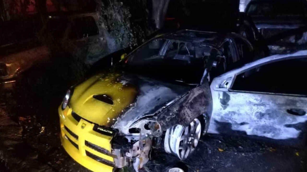 Tres vehículos fueron consumidos por el fuego, luego de un incendio, presuntamente, provocado en un lote de autos en la carretera México-Cuautla. Foto: Redes Sociales