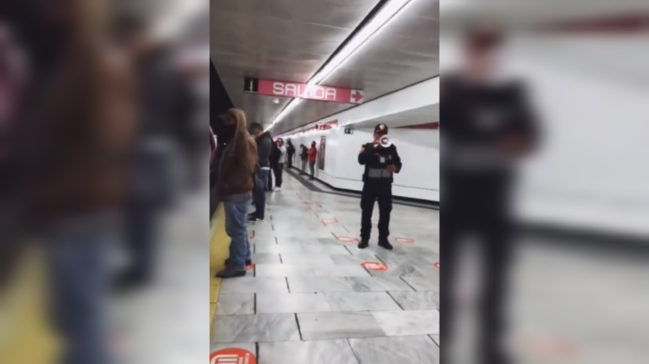 Un policía del Metro de la CDMX recordó a los usuarios que 'es viernes y el cuerpo lo sabe'.Foto: Twitter @CDMXMetro