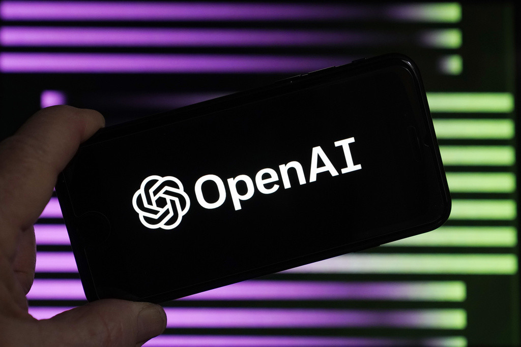El logotipo de OpenAI, fabricante de ChatGPT, aparece en un teléfono móvil, el 31 de enero de 2023, en Nueva York. (AP Foto/Richard Drew, Archivo)