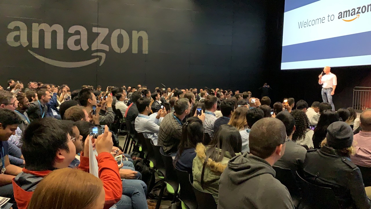 El fundador de Amazon.com, Jeff Bezos, se desharía de más de su participación en la empresa el martes, después de vender acciones por valor de unos 240 millones de dólares la semana pasada. Foto: Twitter/ @JeffBezos