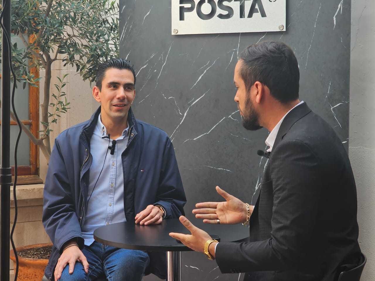 Emmanuel Meraz platicó para POSTA Durango, en donde platicó sobre su libro. Foto: Posta Durango.