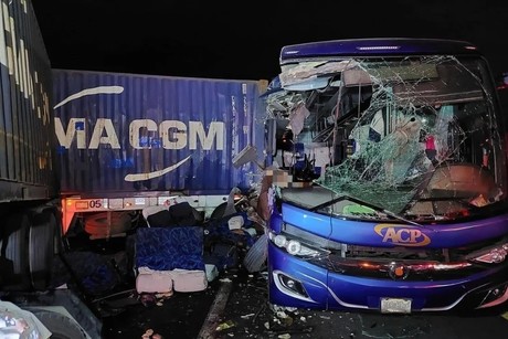 Choque entre camiones deja un muerto y 27 heridos en Colima