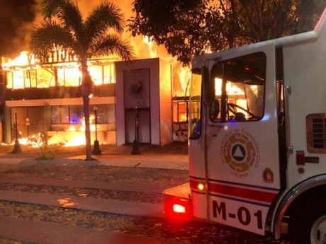Incendian dos bares en la capital de Colima