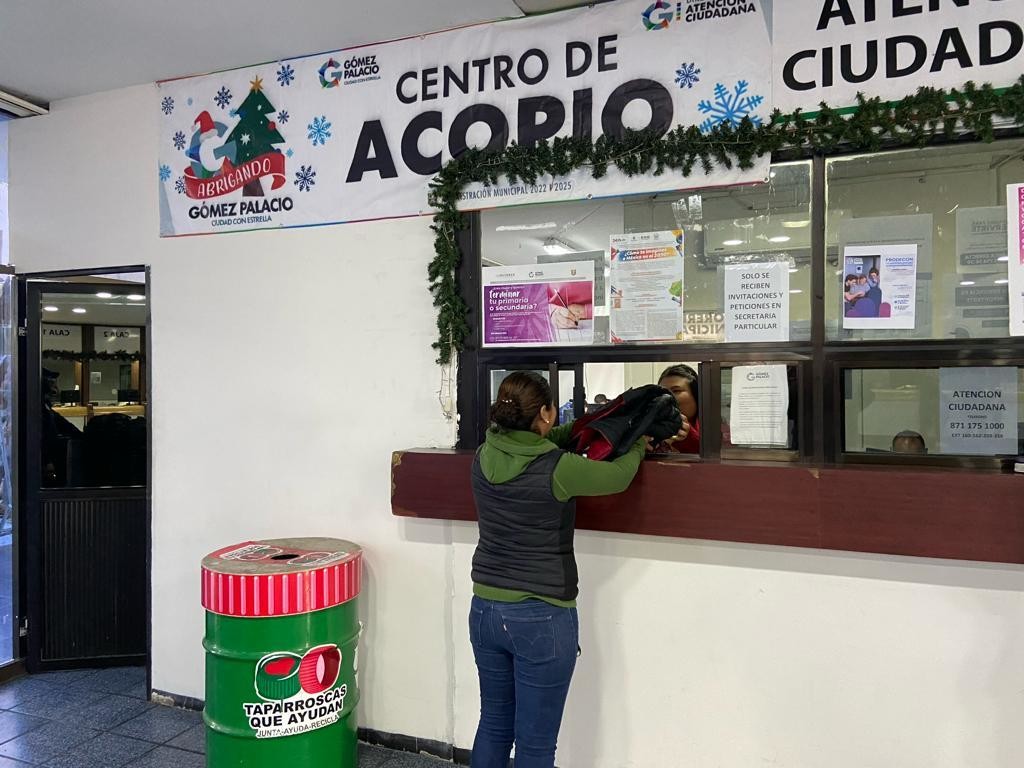Gómez Palacio inició la entrega de ropa invernal para llevarla a quienes más lo necesitan. Foto: Cortesía.