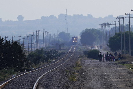 AMLO exige a empresas ferroviarias privadas ofrecer transporte de pasajeros