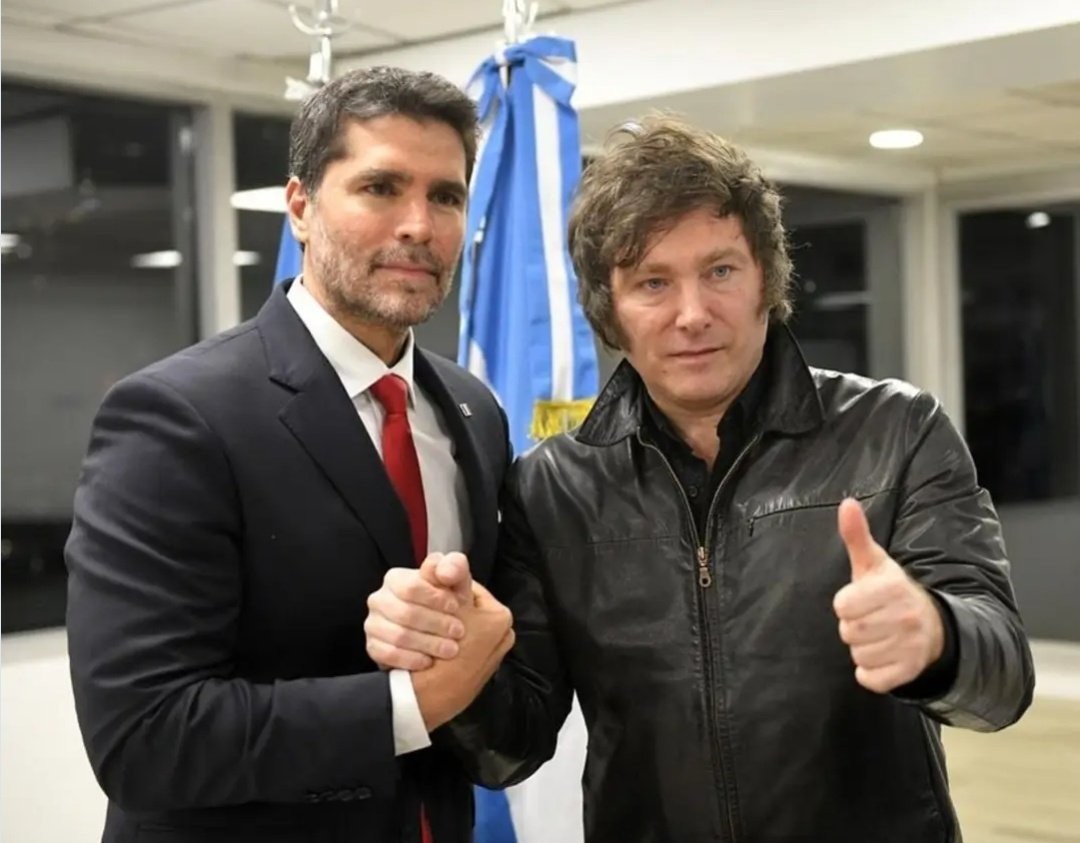 Eduardo Verástegui (izq.) y Javier Milei (der.) tras la firma del convenio. (Foto: X @EVerastegui)