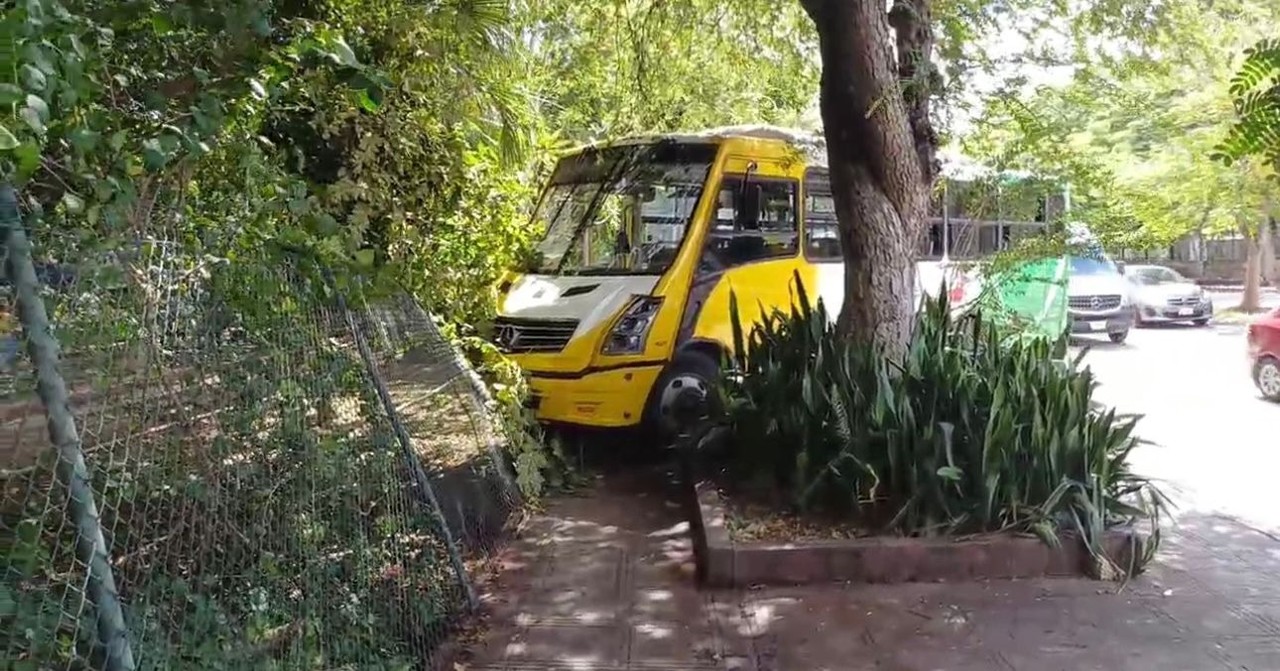 Aparatoso incidente: autobús ruta 89 Caucel colisiona con rejas Parque Zoológico Centenario