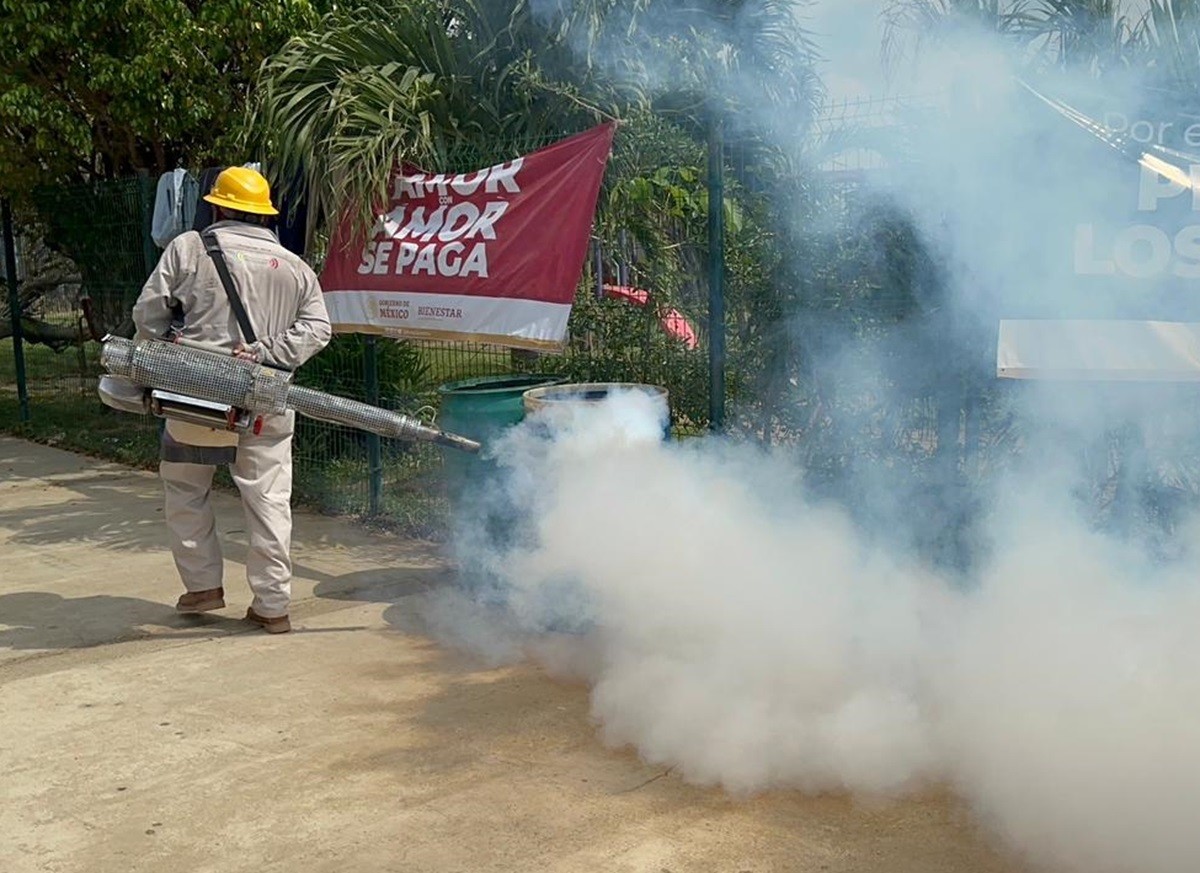 Personal de la Secretaría de Salud de Guerrero lleva a cabo fumigaciones contra el dengue. Foto: Facebook Salud Guerrero