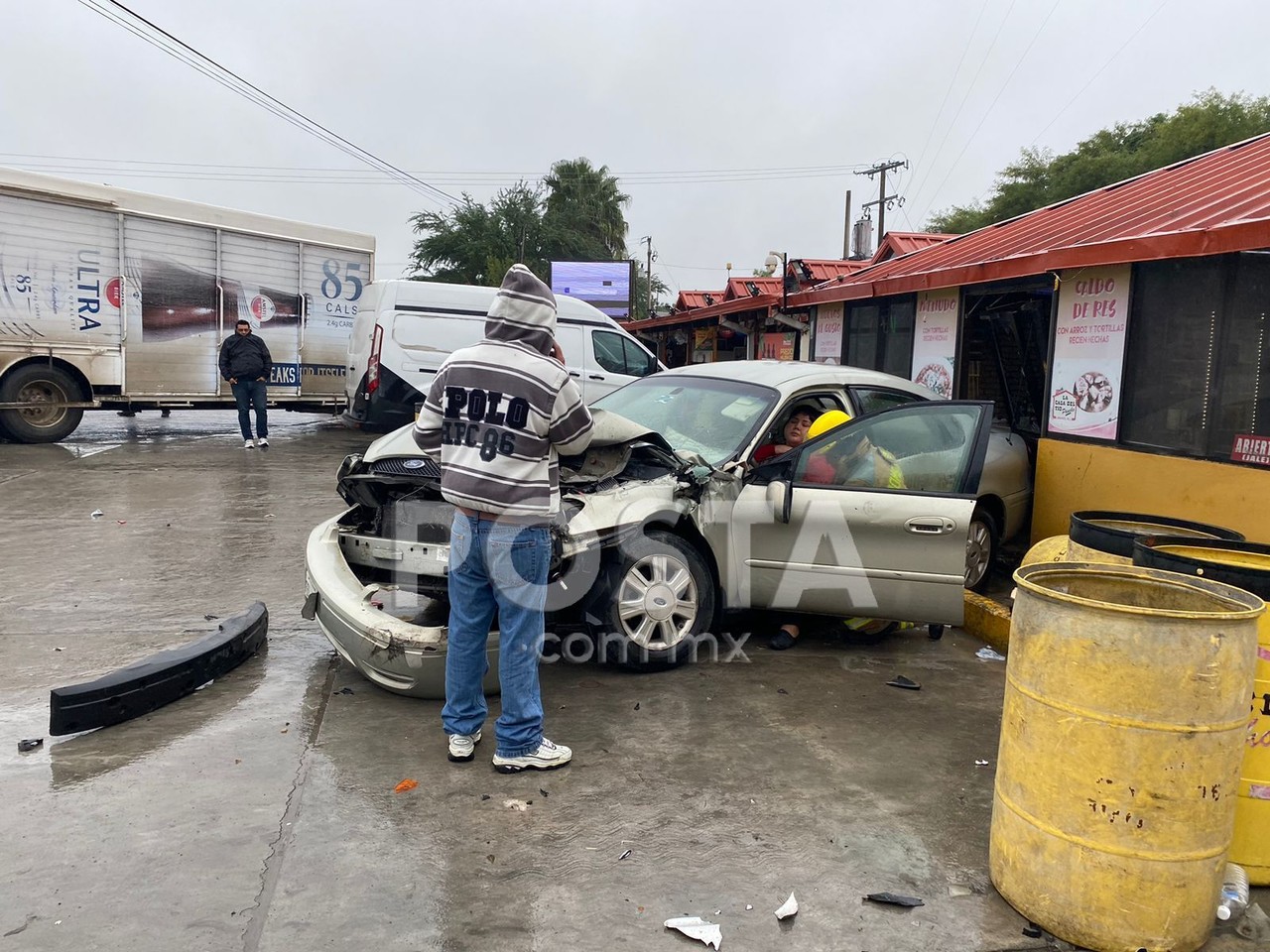 Choque entre un automóvil y una camioneta deja dos heridos y daños a restaurante
