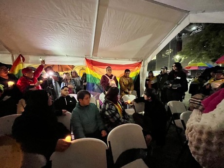 Realizan vigilia por Magistrade; comunidad LGBT+ exige justicia