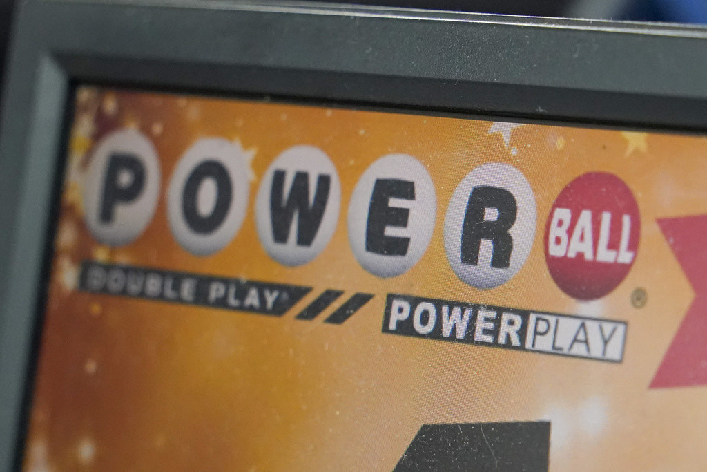 Boletos para un sorteo de Powerball son anunciados en una pantalla en una tienda de conveniencia el 7 de noviembre de 2022, en Renfrew, Pensilvania. (AP Foto/Keith Srakocic, Archivo)