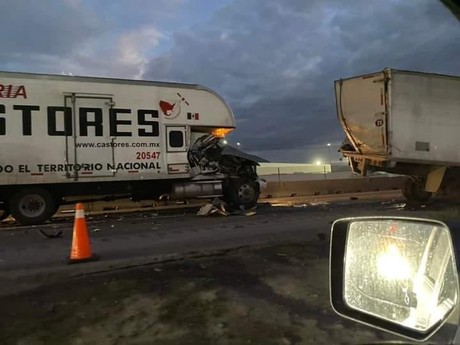 Choque de camiones colapsa Libramiento Noreste en Escobedo