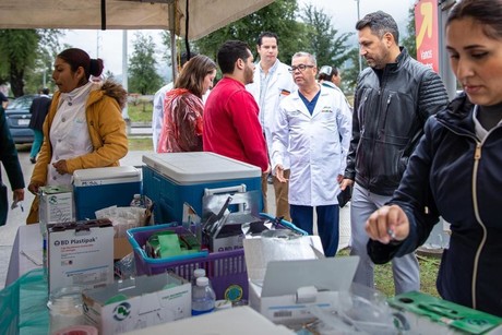 Instalan en Guadalupe drive thru de vacunación contra enfermedades respiratorias