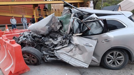 Choque entre camioneta y camión deja un muerto en Monterrey