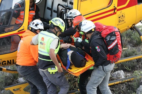 Rescatan a hombre en La Huasteca de Santa Catarina
