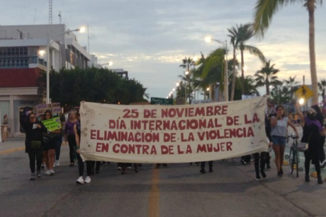 Condenan mujeres intimidación de extranjero en marcha del 25N