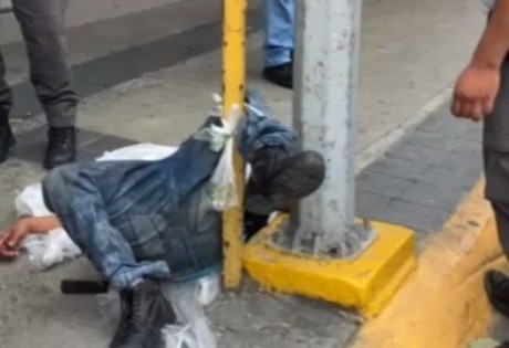Amarran a mujer a un poste tras agredir a comerciantes en Monterrey