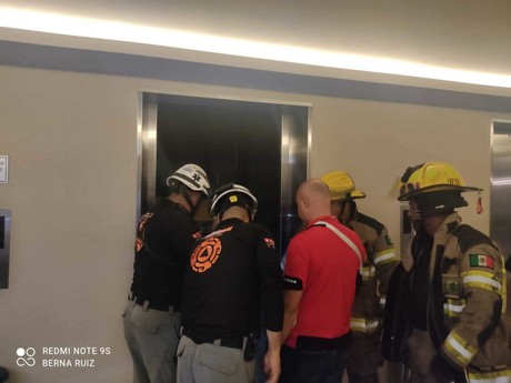 Se desploma elevador en un complejo departamental en Valle Oriente