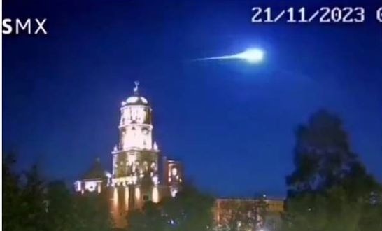 La estela de luz de un color blanco azul ha sorprendido a los internautas que aseguran se trata de un meteorito. Foto: Especial.