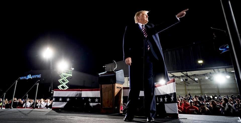 La visita de Trump será similar a su aparición en Iowa, donde se sumó a las fiestas previas al partido y se unió a los más de 80 mil espectadores. Foto: Archivo/ Facebook/ Donald J. Trump