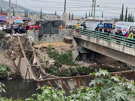 Colapsa puente peatonal en el Panteón de los Rosales, en Chimalhuacán