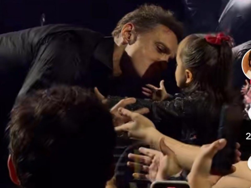 La menor fue acercada al cantante y el beso ocurrió, al final Luis Miguel sonrió y siguió agradeciendo a su público. Foto: Especial.