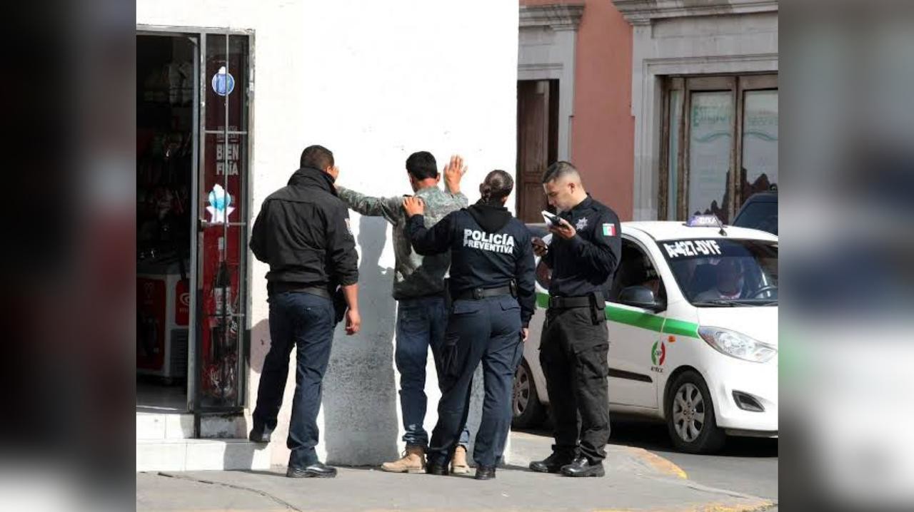 Imagen ilustrativa, policías realizando una inspección a una persona. Foto: El Siglo de Torreón.