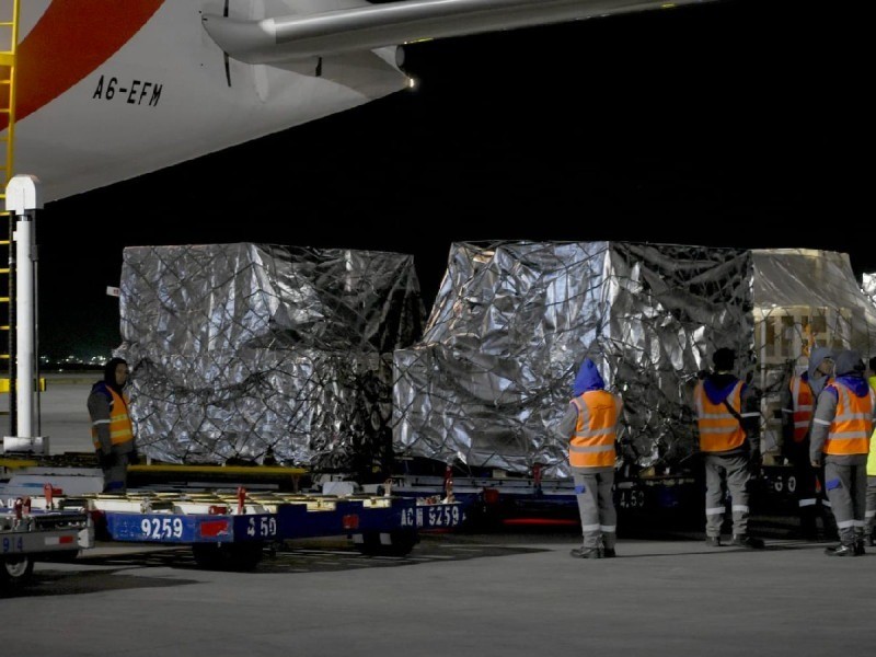 En el vuelo EK-9935 de la aerolínea Emirates llegaron las 600 mil dosis, las cuales fueron distribuidas en 50 contenedores thermoboxes para su traslado y conservación hasta su destino final. Foto: Secretaría de Salud.