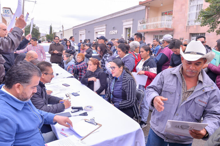 La COESVI, entregó títulos de propiedad a familias de 54 colonias. Foto: Cortesía.