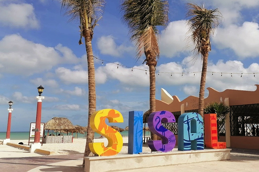 La encantadora playa de Sisal ha sido reconocida como un Pueblo Mágico y ofrece una experiencia única para los viajeros.