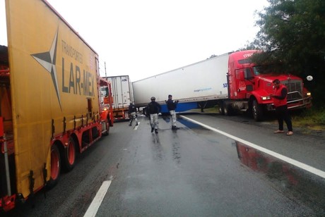 Lluvias provocan accidente vial en carretera a Montemorelos