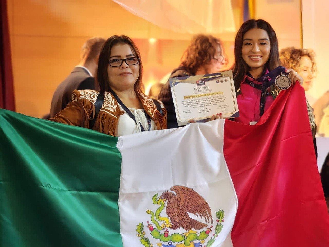 Emily Villanueva Ramírez (der.), ganadora de plata en el BUCA IMSEF en Turquía. (Foto: Agencia)