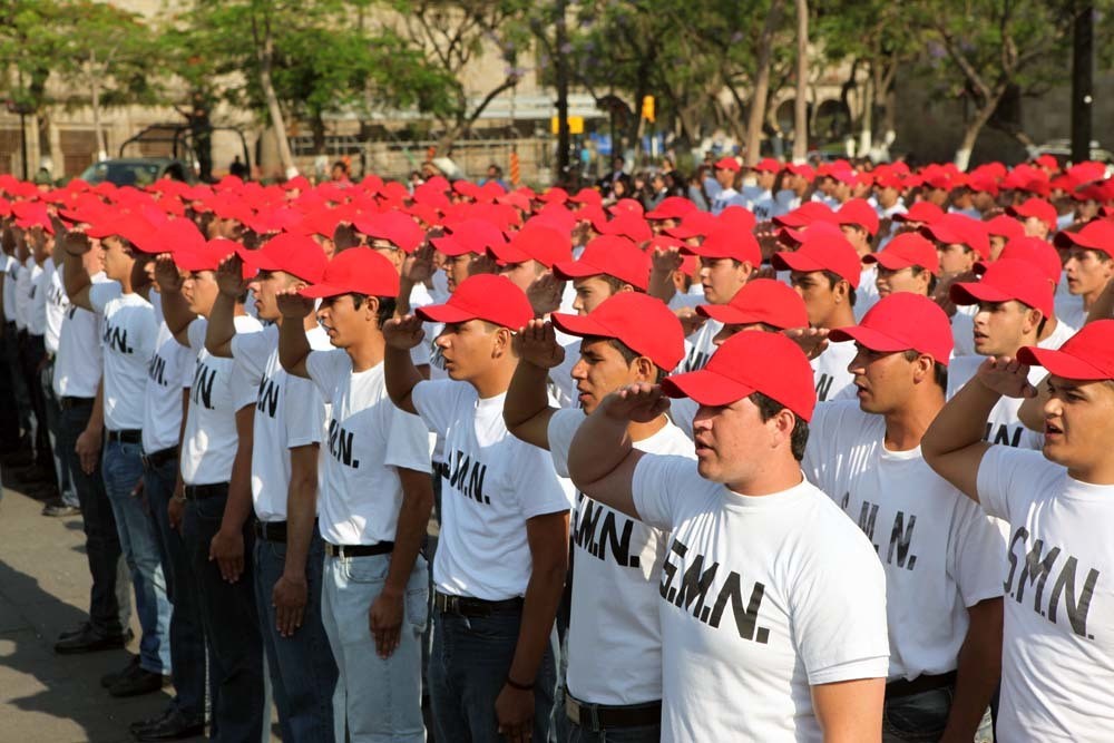 Jóvenes Saltillenses que sacaron la bola negra. Fotografía tomada del Facebook de la Junta Municipal de Reclutamiento, Saltillo, Coahuila.