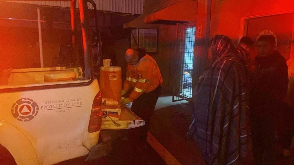 Los elementos de Protección Civil invitaron a las personas a refugiarse a los albergues ante las bajas temperaturas. (Fotografía: Gobierno de Torreón)